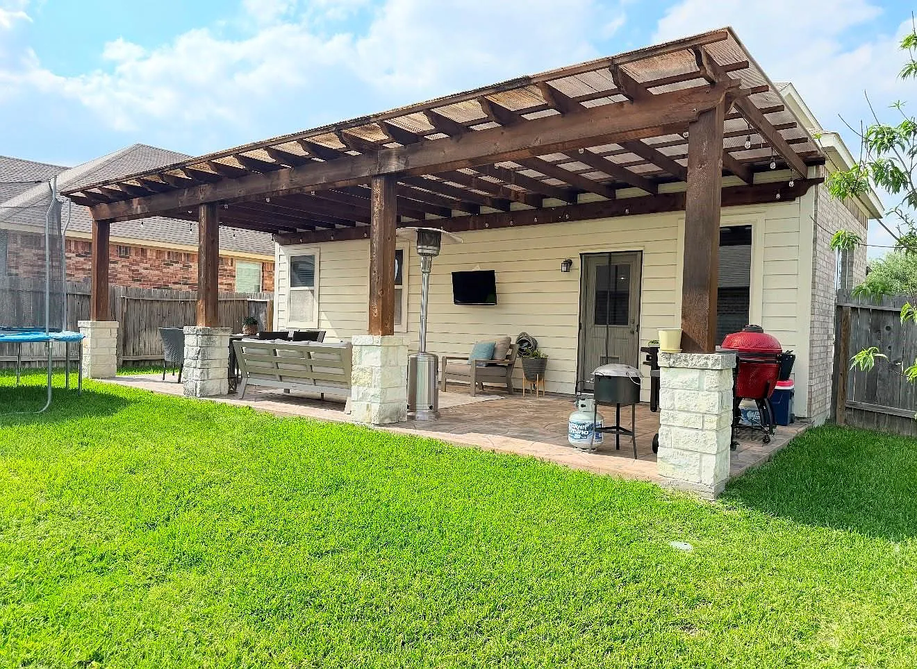 4 bed, 2.5 bath, 2321 sqft, $2,400 — Photo 1