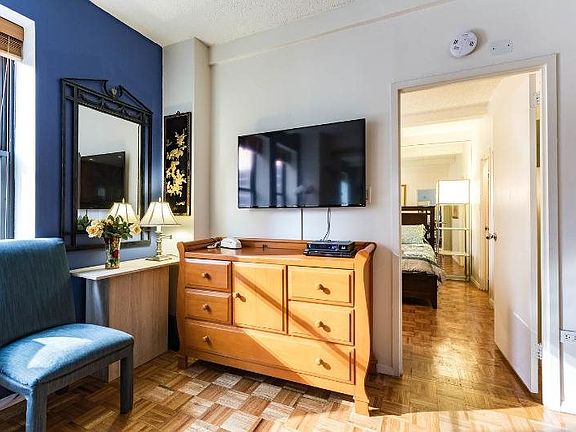 4th image of 150 W 51st St APT 1526