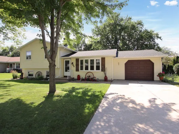 82 University Dr, Fond Du Lac, WI 54935