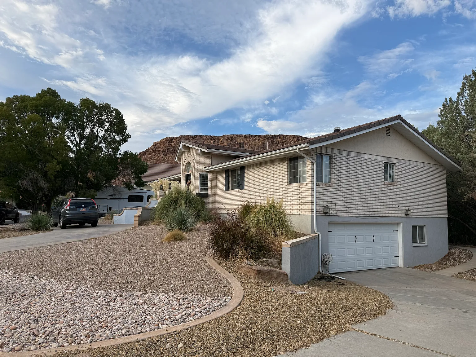 3 bed, 2200 sqft, $2,450 — Photo 2