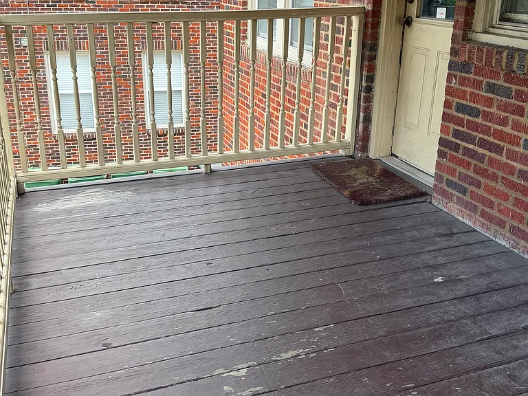 Large back deck (to be painted)