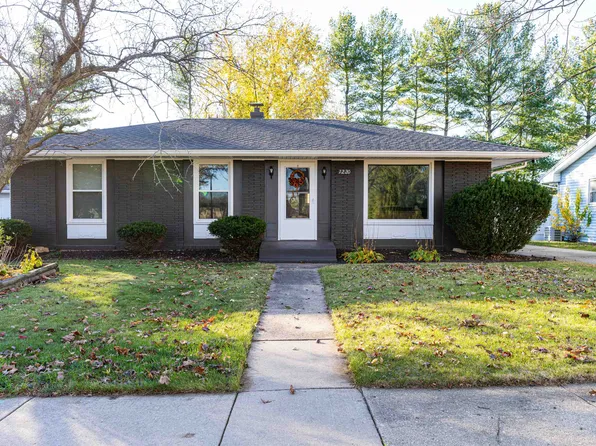 1220 Comanche Dr, Rockford, IL 61107