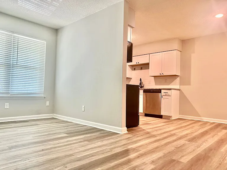 3562 Mynders Ave — Photo 5
