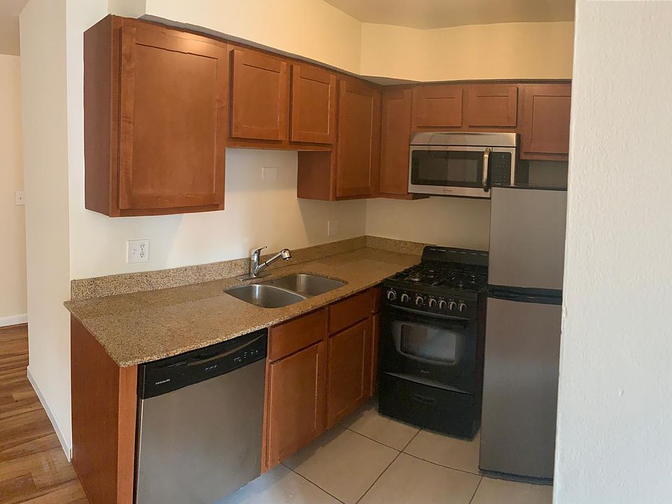 Kitchen w/ Stainless, Granite, DW & Microwave