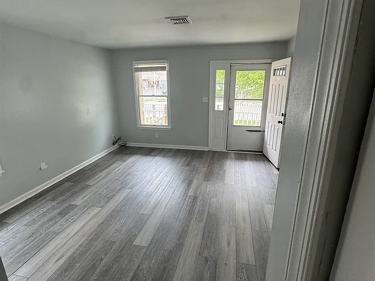 325 N Ohio Ave — Photo 5