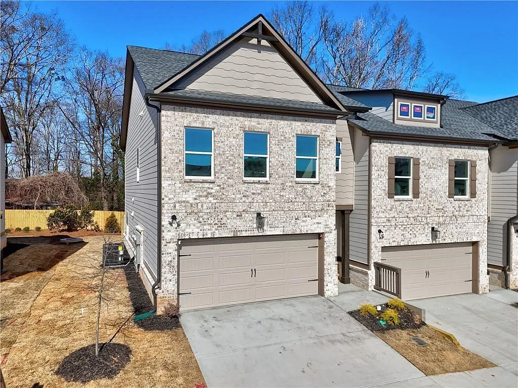 4 bed, 2.5 bath, 2319 sqft, $2,700 — Photo 2