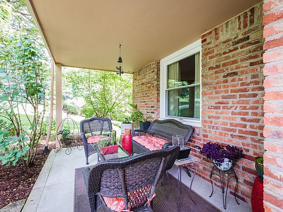 Cozy, private front porch!