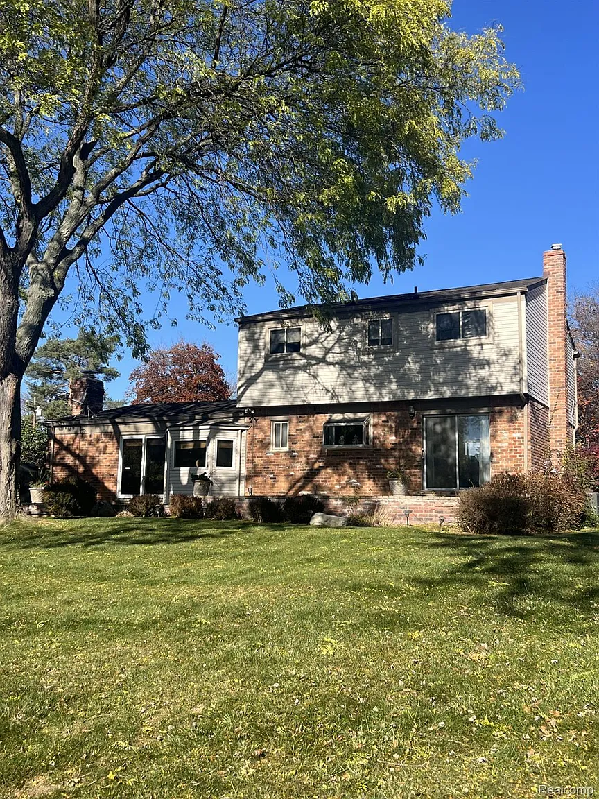 3284 Schoolhouse Dr photo 1