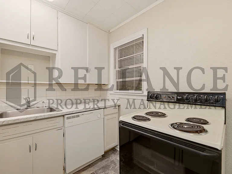 2151 S Green St — Photo 16