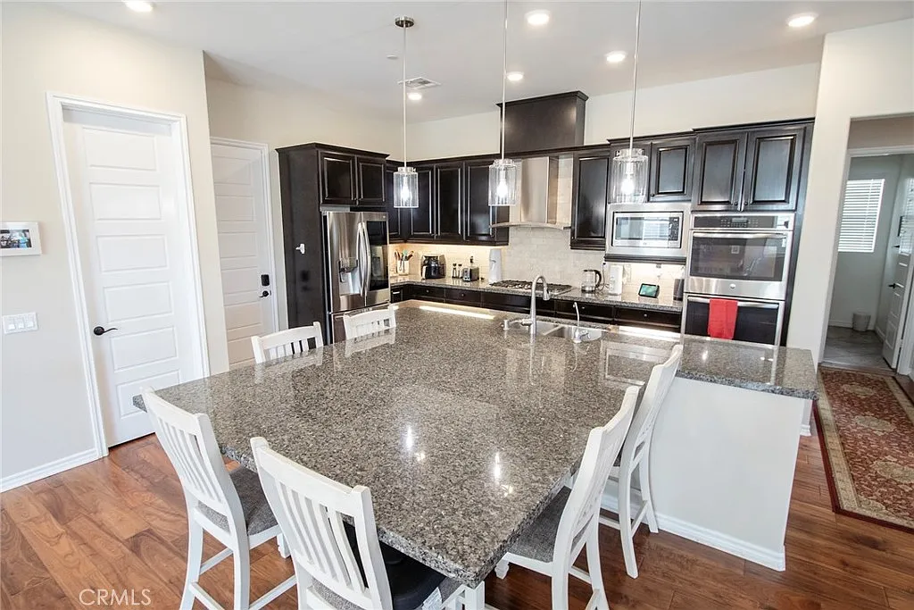 5 bed, 4.5 bath, 4232 sqft, $6,450 — Photo 2