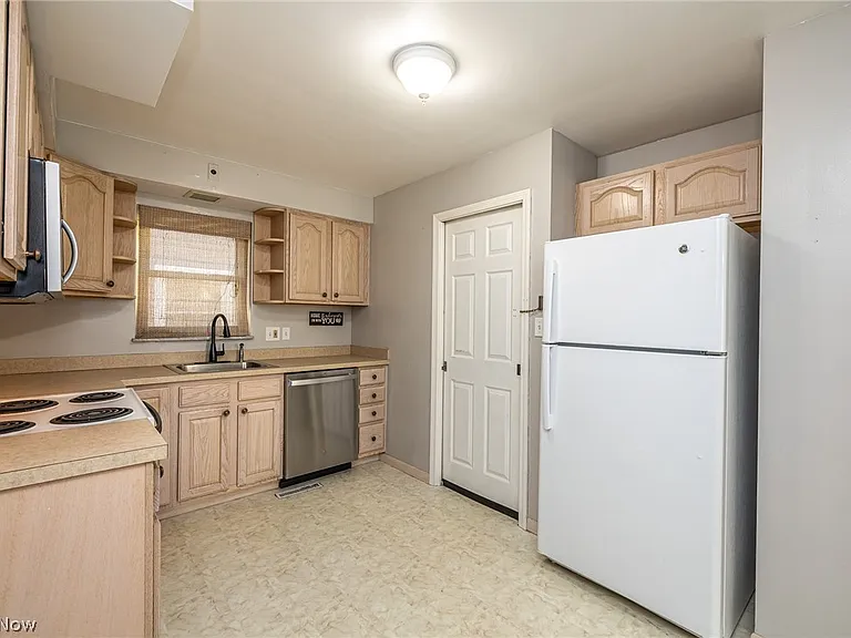 8221 Pelham Dr — Photo 8