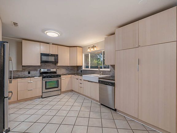 5th image of 510 Olive St