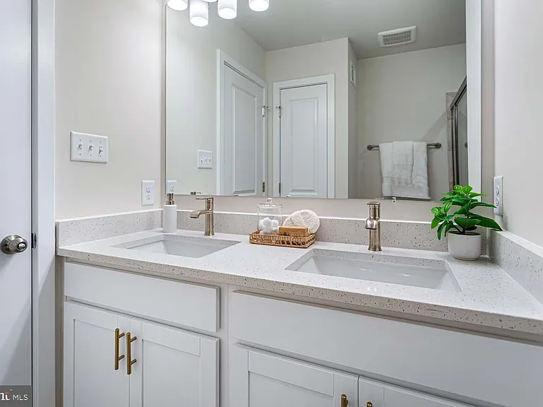 207 Matilda — Photo 18