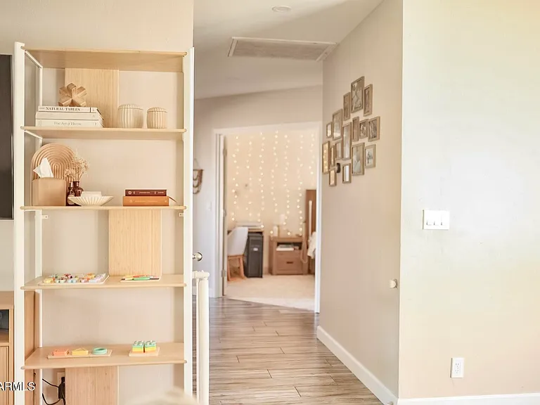 1229 W Straford Dr — Photo 2