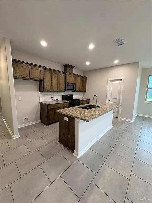4 bed, 3.0 bath, 1500 sqft, $2,300 — Photo 4
