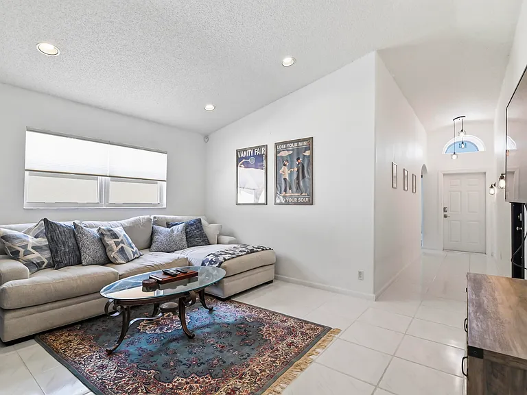 5690 Green Island Dr — Photo 4