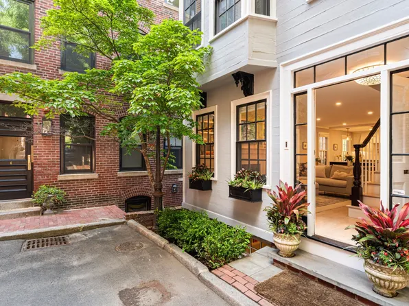 7 Smith Ct, Boston, MA 02114