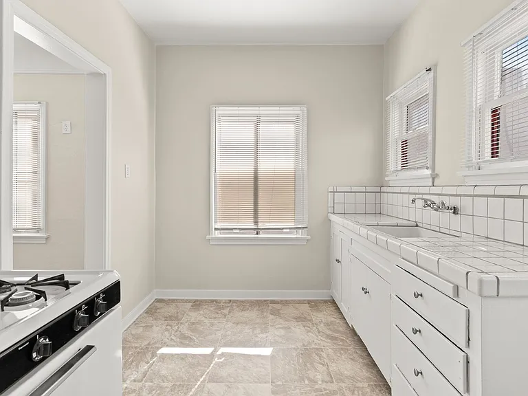 1715 Termino Ave — Photo 10