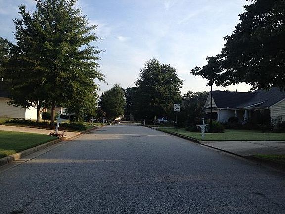4th image of 2402 Hillvale Cir