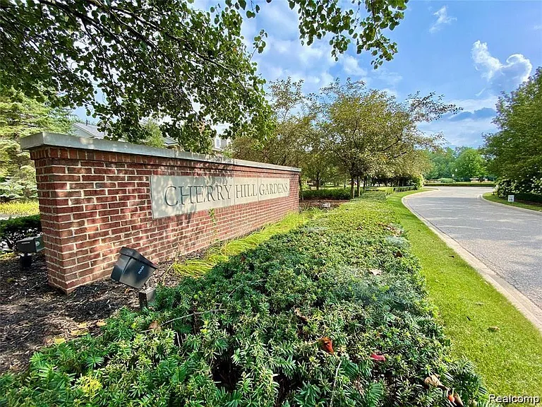 341 S Village Way — Photo 33