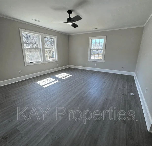 1200 E Holly St — Photo 4
