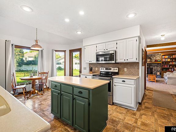 3rd image of 17115 Walnut Cir