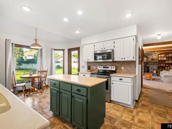 17115 Walnut Cir, Omaha, NE 68130