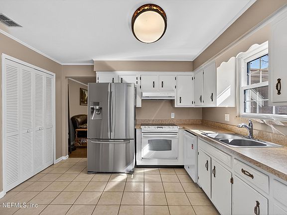 3rd image of 1546 DOLPHIN Court