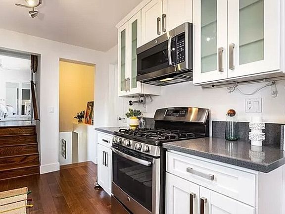 4th image of 4843 Lincoln Ave