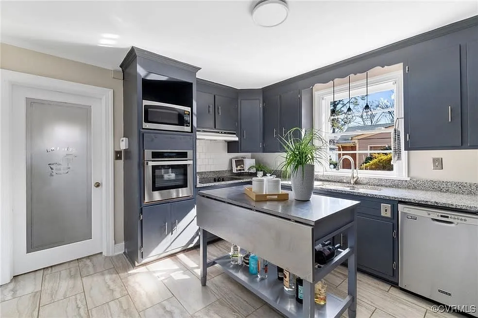 3 bed, $2,000 — Photo 2