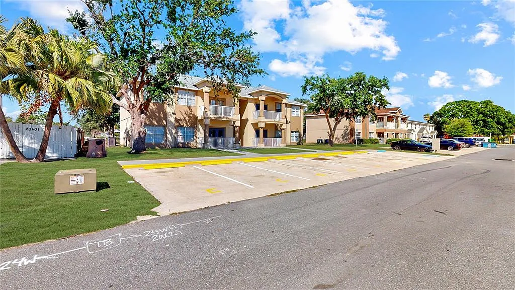 3 bed, 2.0 bath, 1122 sqft, $1,690 — Photo 2