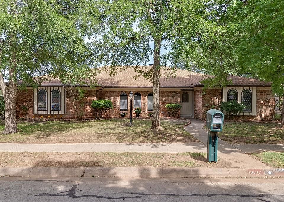 1st image of 2408 Lakeview Dr