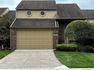 2161 Crystal Dr #8, Rochester, MI 48309