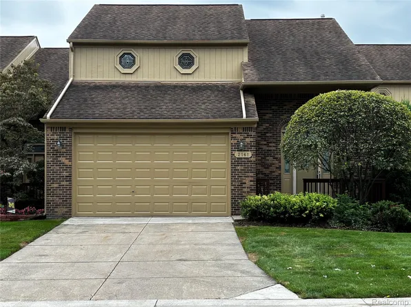 2161 Crystal Dr #8, Rochester, MI 48309