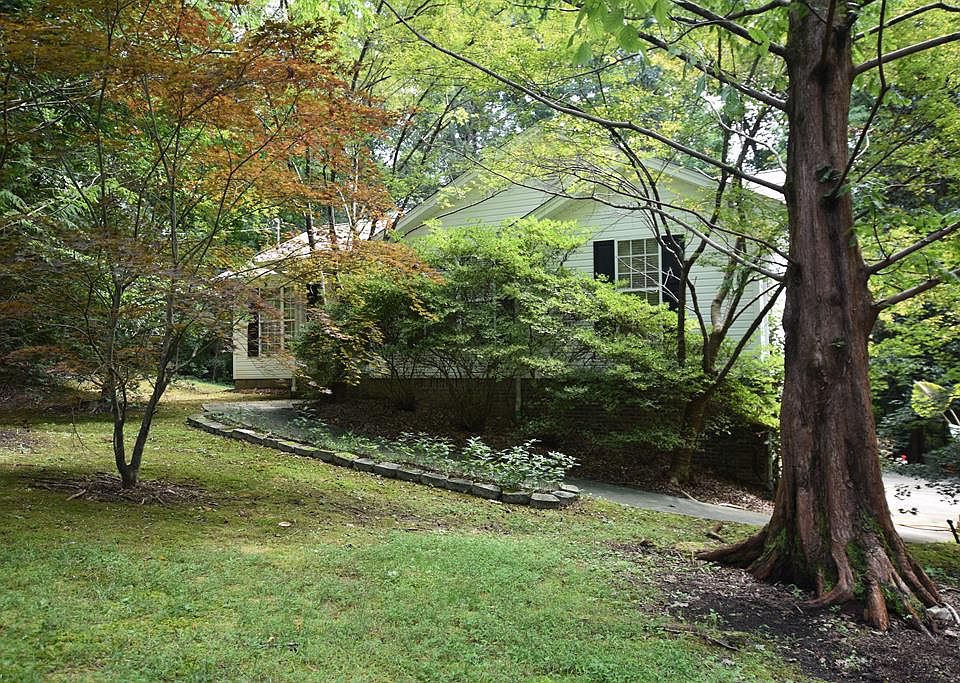 1st image of 166 Carriage Ln NE