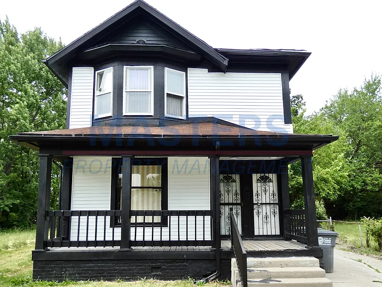 1026 Oakwood Ave — Photo 1