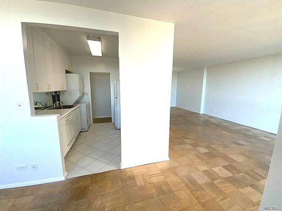 4th image of 27110 Grand Central Pkwy APT 33R