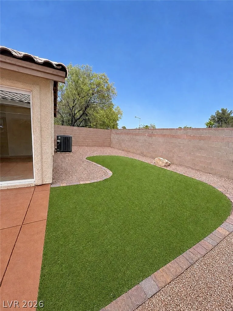 3 bed, 1315 sqft, $2,495 — Photo 2