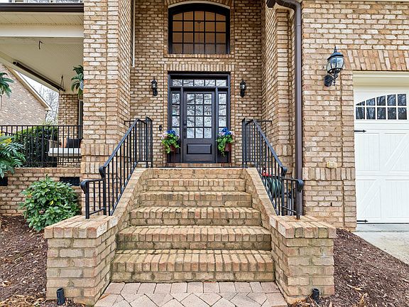 2nd image of 172 Valleycruise Cir