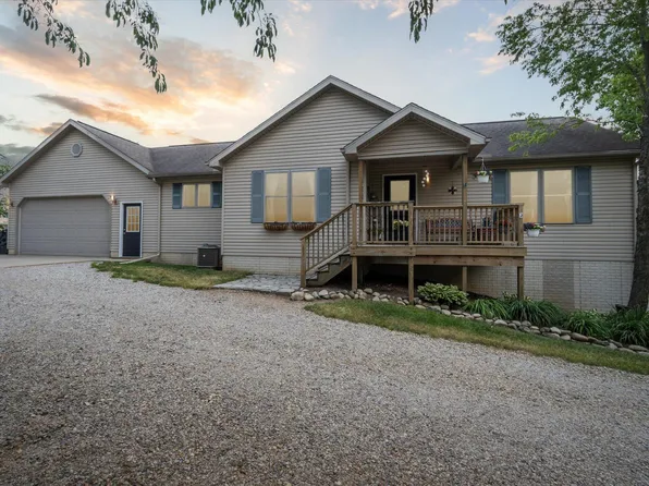 10513 Loughrea Ln, Cement City, MI 49233