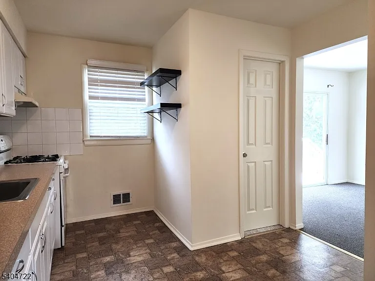 19 Grove St #B — Photo 12