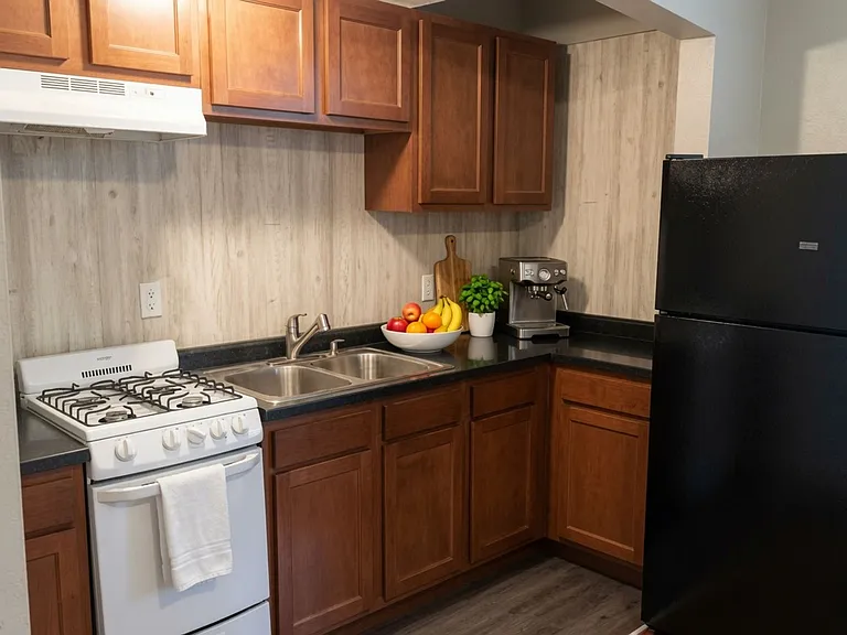 321 Bates Ave — Photo 3
