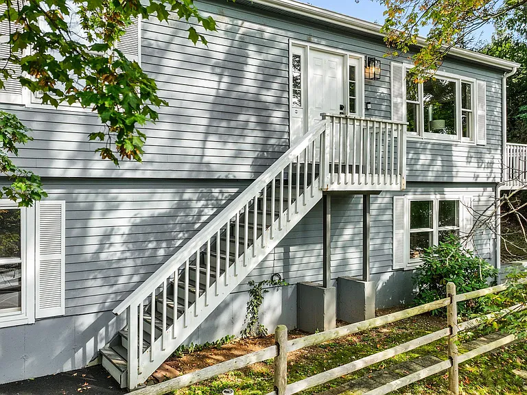 360 Main St — Photo 4