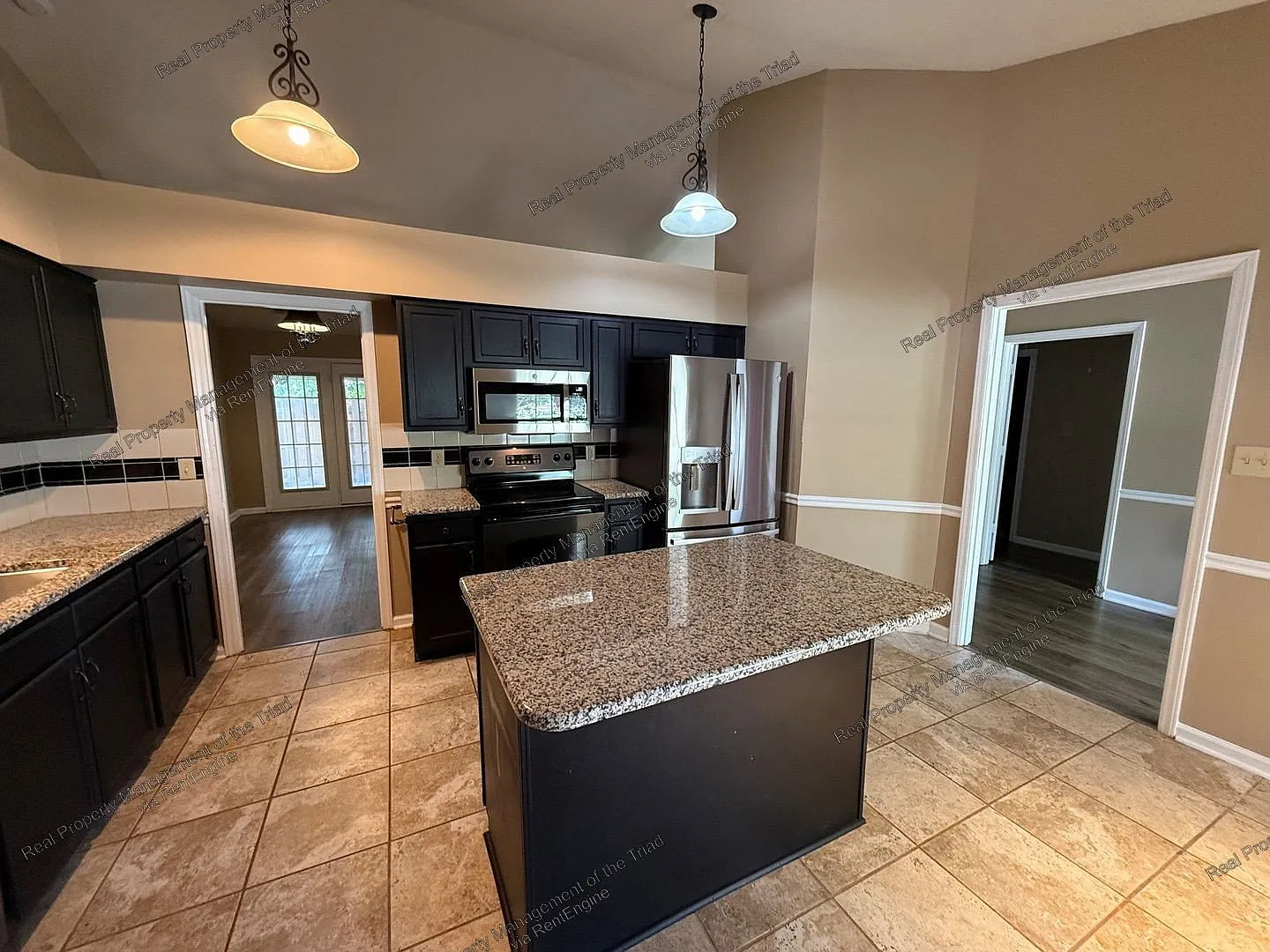 3 bed, 2.0 bath, 1572 sqft, $1,895 — Photo 3