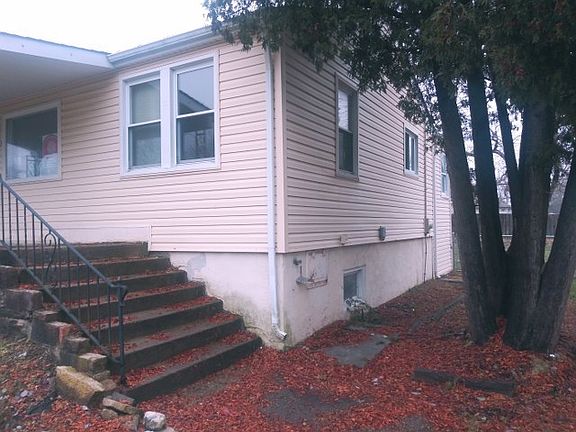 2nd image of 23 W Armitage Ave