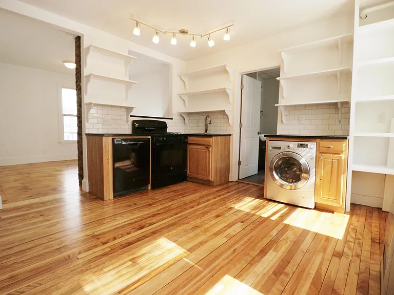 31 Frederic St #4 — Photo 1