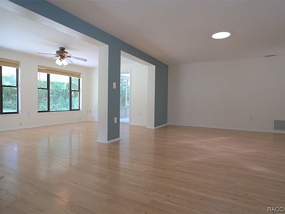 3rd image of 1011 N Hollywood Cir