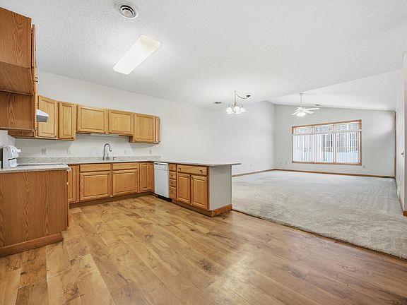 4th image of 624 N Shore Dr