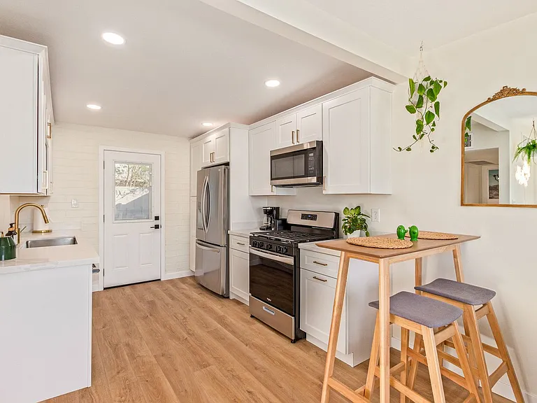 930 E Henry St #B — Photo 13