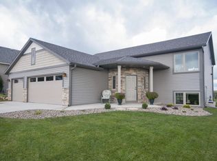 824 Augusta Ave, Zumbrota, MN 55992